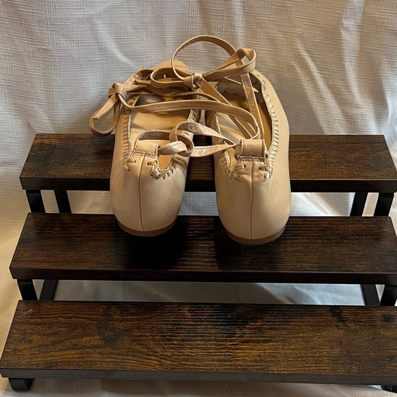 Vince Camuto Cream Flats with detail - Picture 4 of 6